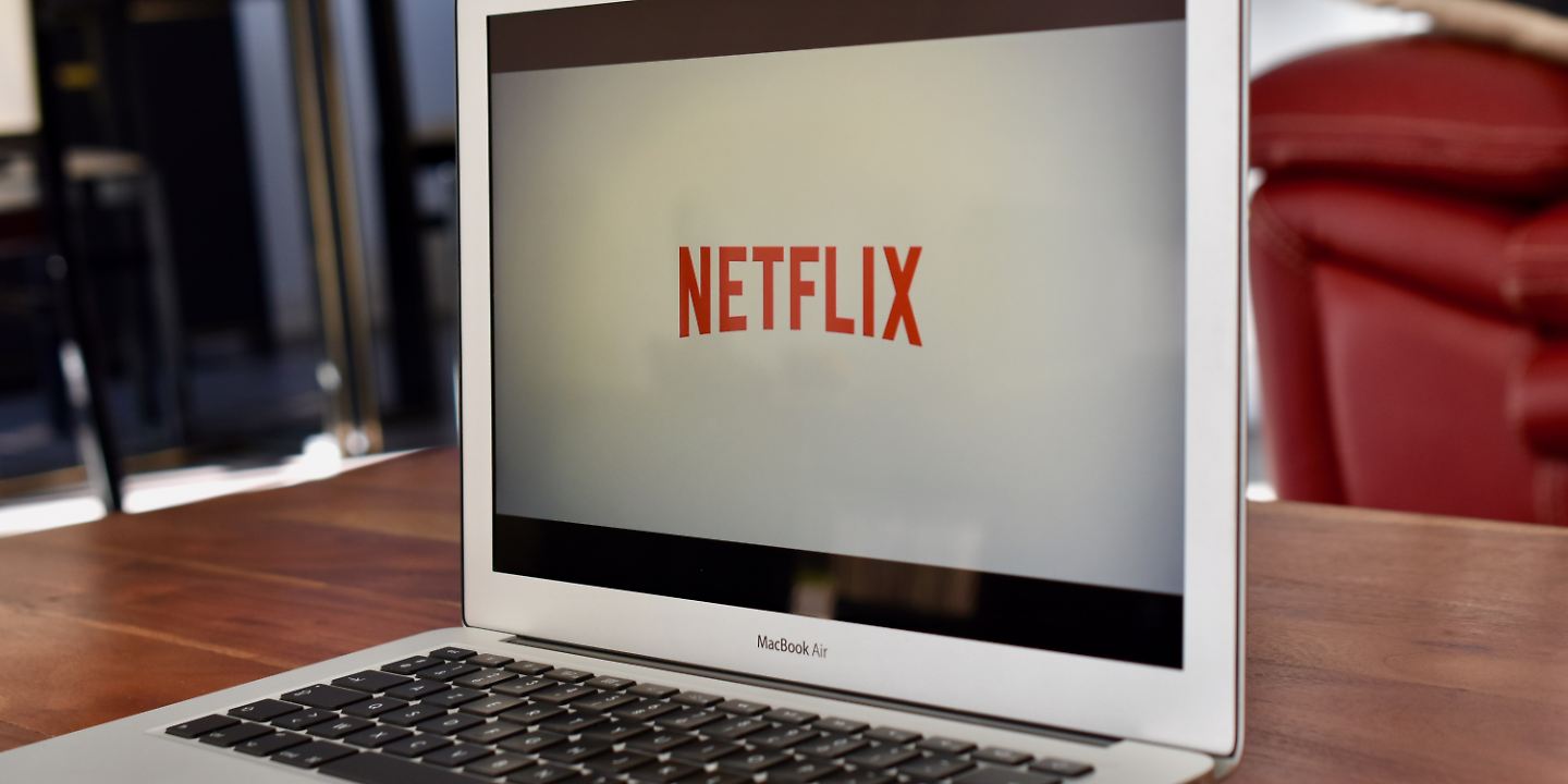 netflix tv streaming laptop © pixabay